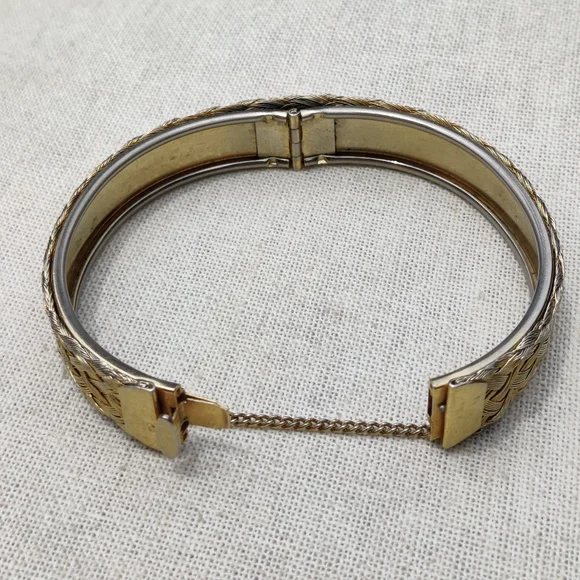 Vintage cross cross hinged bracelet with safety chain - Picture 7 of 7